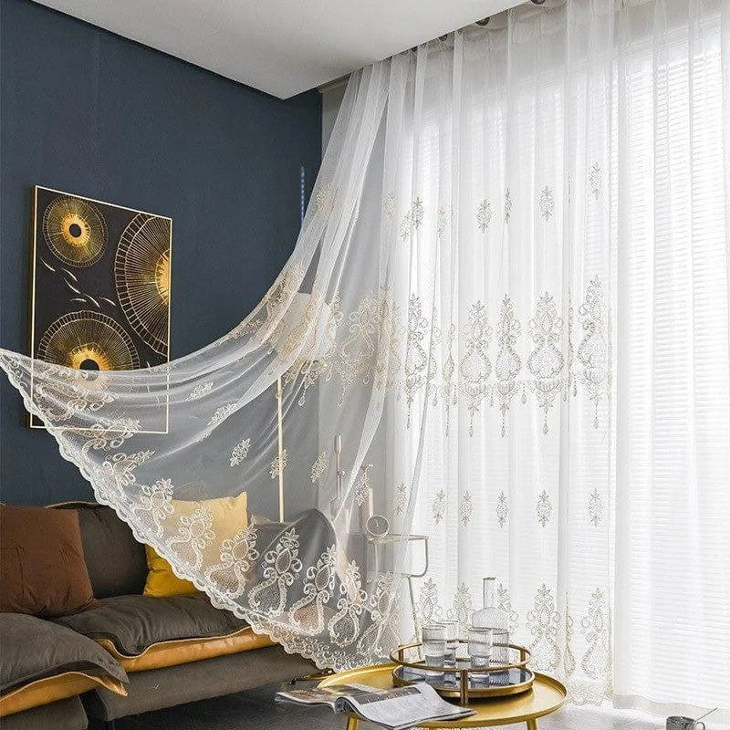 Voilage élégant pour salon avec motifs décoratifs, idéal pour embellir votre intérieur. Ce rideau blanc laisse entrer la lumière naturelle tout en préservant votre intimité. Parfait pour une décoration moderne et chic, il s'accorde avec tous les styles de meubles, offrant une ambiance chaleureuse et accueillante. Ajoutez une touche de sophistication à votre pièce avec ce rideau tendance.