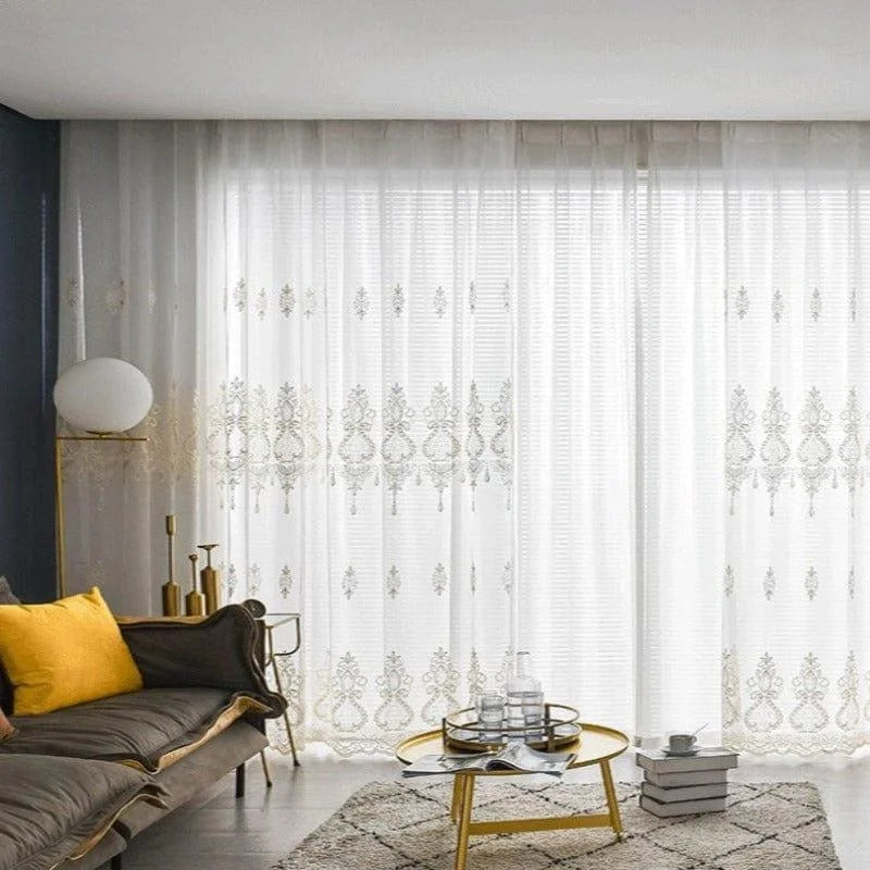 Voilage élégant de salon avec motifs décoratifs raffinés, ajoutant une touche de sophistication et de lumière naturelle à votre intérieur moderne. Idéal pour créer une ambiance chaleureuse et accueillante. Parfait pour la décoration de salons contemporains.