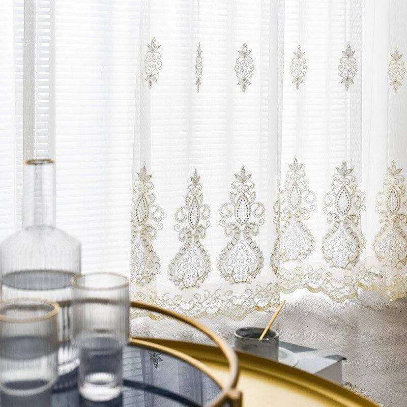 Rideau décoratif élégant avec motifs brodés enrichis en détails, idéal pour sublimer votre intérieur. Ce rideau raffiné ajoute une touche de charme et d'élégance à votre décoration. Accessoire parfait pour filtrer la lumière tout en créant une ambiance chaleureuse et accueillante.