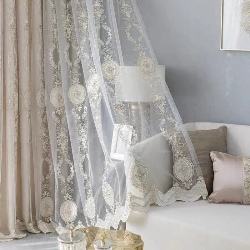 Rideaux élégants avec motifs floraux décoratifs pour un salon moderne. Ambiance raffinée et lumineuse, parfait pour embellir vos fenêtres et apporter une touche chic à votre décoration intérieure. Convient aux salons contemporains et classiques.