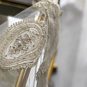 Voile brodé de perles élégantes et motifs floraux, idéal pour les occasions spéciales et les événements de mariage. Ce design raffiné ajoute une touche de sophistication et de charme à votre tenue, rendant chaque moment inoubliable.