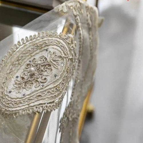 Voile brodé de perles élégantes et motifs floraux, idéal pour les occasions spéciales et les événements de mariage. Ce design raffiné ajoute une touche de sophistication et de charme à votre tenue, rendant chaque moment inoubliable.