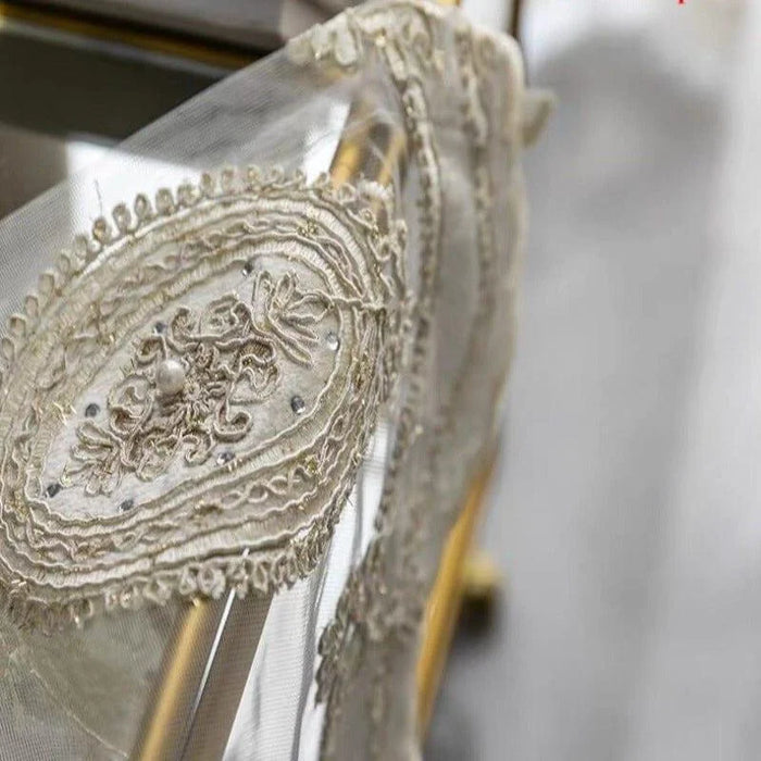 Voile brodé de perles élégantes et motifs floraux, idéal pour les occasions spéciales et les événements de mariage. Ce design raffiné ajoute une touche de sophistication et de charme à votre tenue, rendant chaque moment inoubliable.