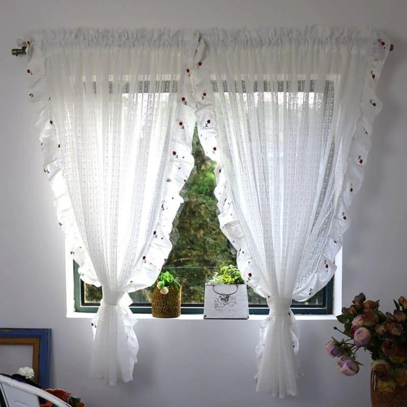 Paire de rideaux blancs avec détails délicats, idéal pour ajouter une touche élégante et lumineuse à votre intérieur. Décoration de fenêtre pour un espace accueillant et chic, parfait pour le salon ou la chambre. Motifs raffinés pour une ambiance apaisante et harmonieuse. Accessoire de maison pour une décoration modernisée et douce.