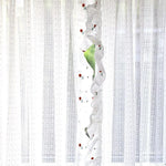 Rideau transparent blanc avec broderies florales rouges et motif ajouré, idéal pour ajouter une touche élégante et romantique à votre intérieur tout en filtrant doucement la lumière naturelle. Parfait pour les salons, chambres et espaces de vie lumineux.
