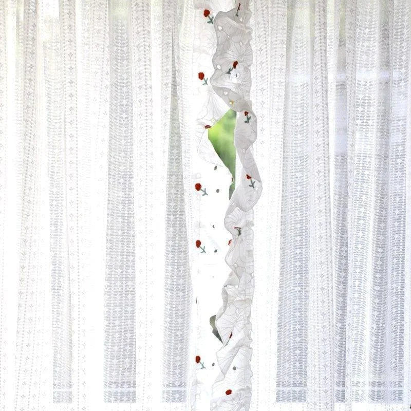 Rideau transparent blanc avec broderies florales rouges et motif ajouré, idéal pour ajouter une touche élégante et romantique à votre intérieur tout en filtrant doucement la lumière naturelle. Parfait pour les salons, chambres et espaces de vie lumineux.