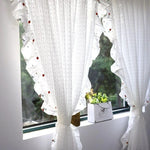 Rideaux décoratifs blancs pour fenêtres, avec motifs subtils et bordures ondulées, parfaits pour ajouter une touche élégante à votre intérieur. Idéal pour les salons ou chambres, ces rideaux offrent une ambiance lumineuse et accueillante tout en préservant l'intimité.