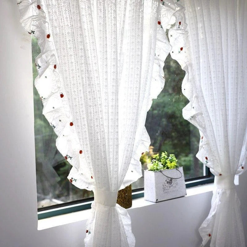 Rideaux décoratifs blancs pour fenêtres, avec motifs subtils et bordures ondulées, parfaits pour ajouter une touche élégante à votre intérieur. Idéal pour les salons ou chambres, ces rideaux offrent une ambiance lumineuse et accueillante tout en préservant l'intimité.