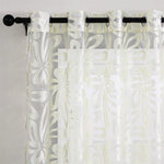 Rideau léger avec motifs floraux translucides, idéal pour ajouter une touche élégante à votre intérieur. Fixation par œillets sur une tringle noire, il habille avec style les fenêtres tout en laissant passer la lumière naturelle. Parfait pour créer une atmosphère douce et raffinée dans le salon ou la chambre.