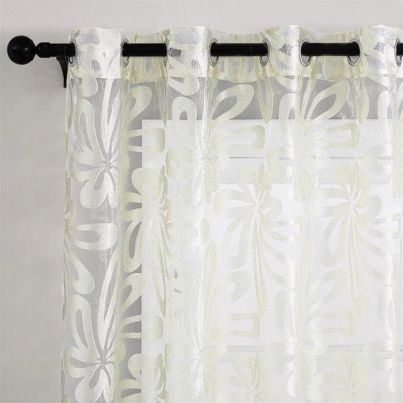 Rideau léger avec motifs floraux translucides, idéal pour ajouter une touche élégante à votre intérieur. Fixation par œillets sur une tringle noire, il habille avec style les fenêtres tout en laissant passer la lumière naturelle. Parfait pour créer une atmosphère douce et raffinée dans le salon ou la chambre.