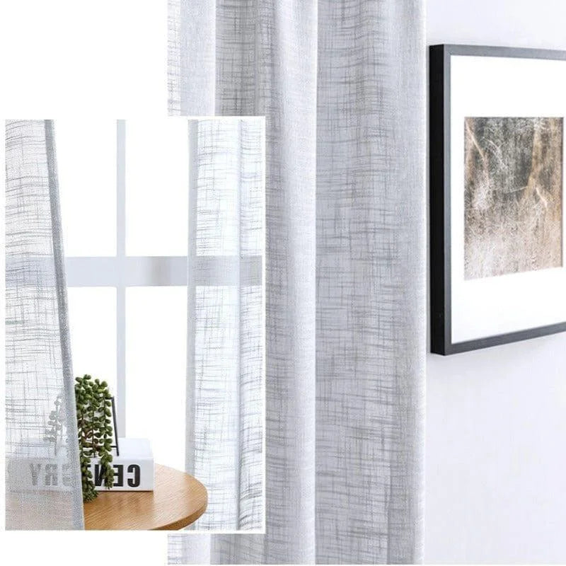 Rideaux translucides gris clair pour salon, parfaits pour ajouter une touche d'élégance moderne à votre décoration intérieure. Design raffiné et texture légère, ces rideaux filtrent doucement la lumière tout en préservant l'intimité. Idéaux pour habiller vos fenêtres avec style et simplicité, s'intégrant harmonieusement à tout type d'intérieur. Accessoire décoratif essentiel pour un espace de vie apaisant et lumineux.