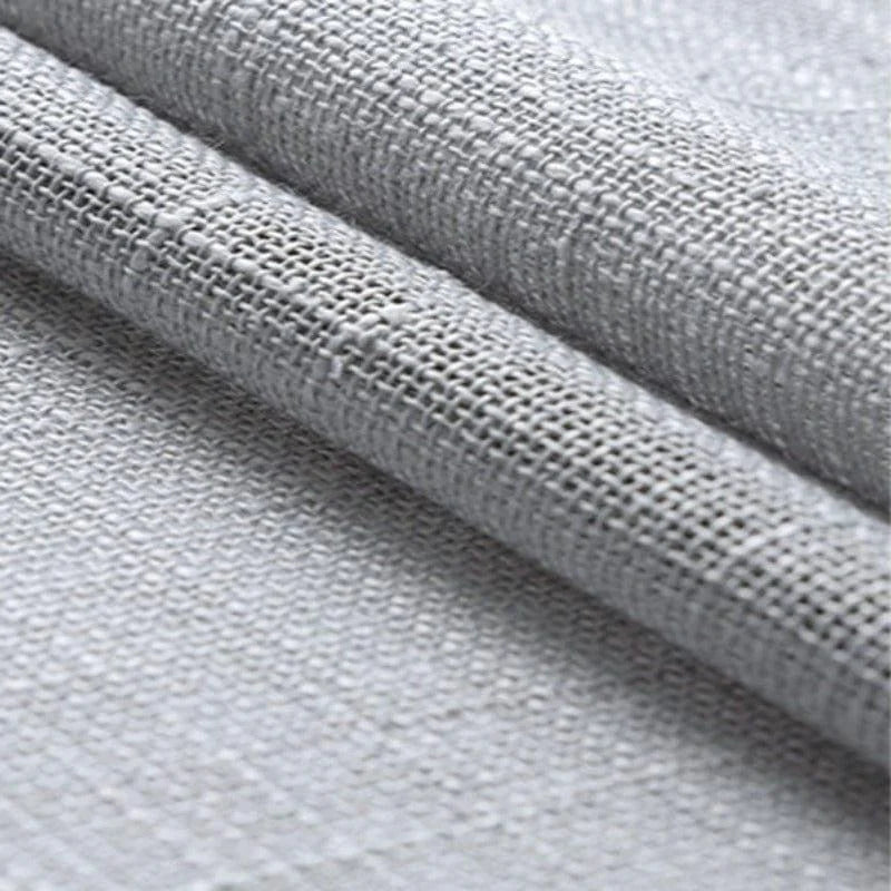 Texture de tissu gris plié, idéale pour la confection de décorations d'intérieur ou de projets de couture. Ce tissu présente une esthétique moderne et élégante, parfaite pour ajouter une touche sophistiquée à votre espace.