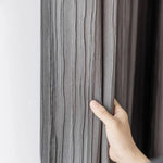 Rideau élégant gris avec plis, idéal pour salon moderne. Accessoire déco tendance, parfait pour tamiser la lumière et ajouter une touche chic à votre intérieur. Facile à installer et à assortir avec divers styles de décoration.