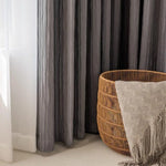 Rideau gris élégant et contemporain, parfait pour ajouter une touche de sophistication à votre intérieur. Accompagné d'un panier tressé, idéal pour la décoration ou le rangement. Créez une ambiance accueillante et moderne dans votre espace avec cet ensemble harmonieux.