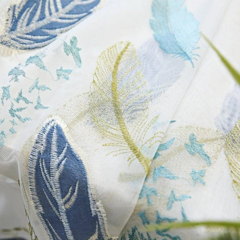 Rideau décoratif avec motif de plumes colorées en bleu et vert, idéal pour ajouter une touche élégante et naturelle à votre intérieur. Ce rideau sophistiqué s'adapte parfaitement à tout type de déco, créant une ambiance apaisante et moderne dans votre salon ou chambre. Parfait pour ceux qui recherchent un style unique et raffiné.