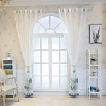 Voilage élégant blanc translucide avec motifs bleus pour une ambiance lumineuse et apaisante. Décoration de fenêtre moderne parfaite pour salon, chambre ou bureau. Transformation instantanée de votre espace intérieur grâce à ce rideau raffiné et contemporain. Idéal pour filtrer la lumière naturelle tout en préservant l'intimité. Accessoire décoratif incontournable pour une maison stylée et accueillante.
