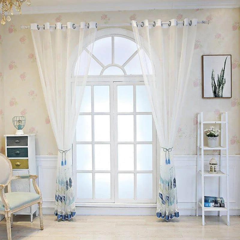 Voilage élégant blanc translucide avec motifs bleus pour une ambiance lumineuse et apaisante. Décoration de fenêtre moderne parfaite pour salon, chambre ou bureau. Transformation instantanée de votre espace intérieur grâce à ce rideau raffiné et contemporain. Idéal pour filtrer la lumière naturelle tout en préservant l'intimité. Accessoire décoratif incontournable pour une maison stylée et accueillante.