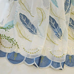 Rideau élégant avec motifs de plumes multicolores, ajoutant une touche d'élégance naturelle à votre intérieur. Bordure ornée de motifs circulaires décoratifs. Idéal pour sublimer une salle de séjour ou une chambre avec une ambiance apaisante et raffinée. Parfait pour un style moderne aux accents naturels.