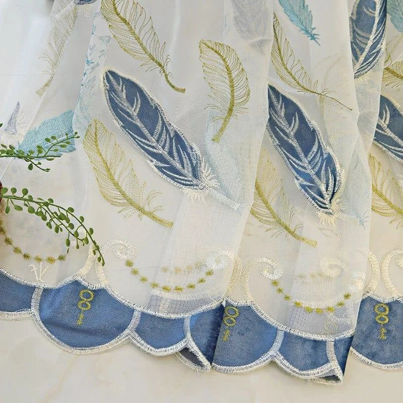Rideau élégant avec motifs de plumes multicolores, ajoutant une touche d'élégance naturelle à votre intérieur. Bordure ornée de motifs circulaires décoratifs. Idéal pour sublimer une salle de séjour ou une chambre avec une ambiance apaisante et raffinée. Parfait pour un style moderne aux accents naturels.