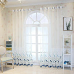 Voilage blanc transparent avec motifs de plumes bleues, idéal pour habiller une fenêtre de style classique. Ce rideau léger apporte une touche élégante et aérée à votre intérieur. Parfait pour les salons ou chambres, il se marie harmonieusement avec divers décors. Installation facile grâce aux œillets intégrés.