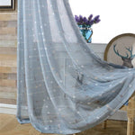 Rideau élégant bleu clair avec motifs géométriques, parfait pour ajouter une touche contemporaine à votre salon. Ce rideau offre une décoration raffinée tout en laissant passer la lumière naturelle. Idéal pour les intérieurs modernes et chaleureux. Accessoire déco pour fenêtres, apportant style et caractère à votre espace de vie.