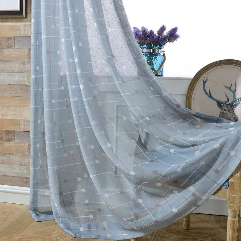 Rideau élégant bleu clair avec motifs géométriques, parfait pour ajouter une touche contemporaine à votre salon. Ce rideau offre une décoration raffinée tout en laissant passer la lumière naturelle. Idéal pour les intérieurs modernes et chaleureux. Accessoire déco pour fenêtres, apportant style et caractère à votre espace de vie.