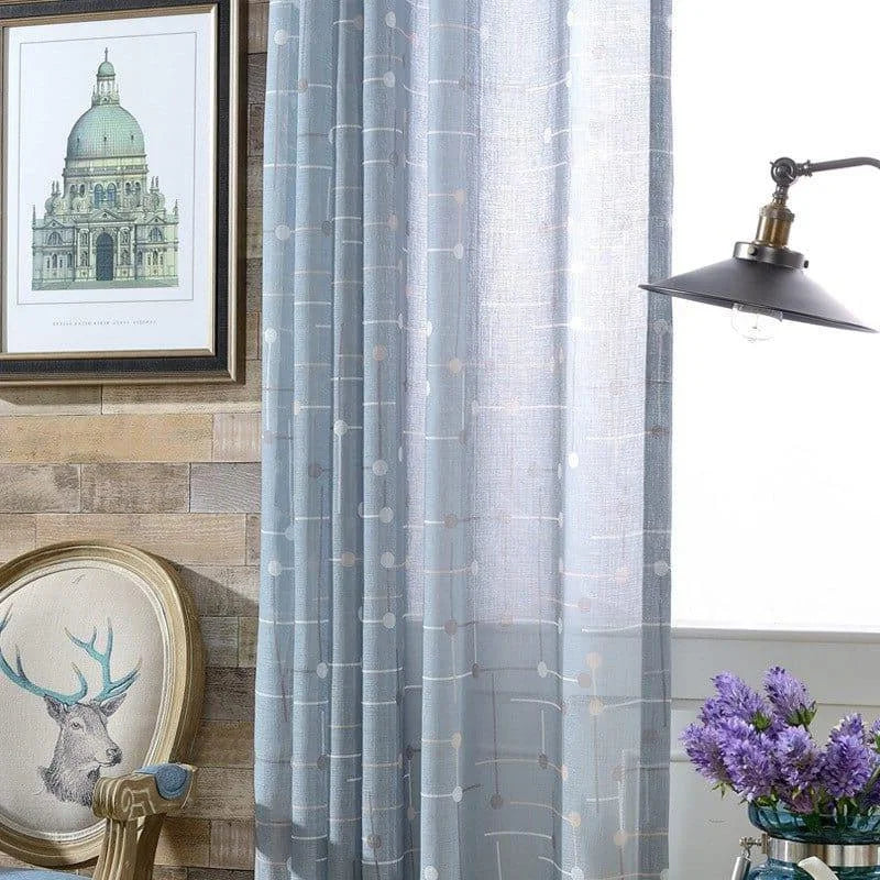Rideau bleu à motifs géométriques modernes pour salle de séjour, offrant une ambiance élégante et contemporaine. Idéal pour compléter une décoration d'intérieur raffinée et ajouter une touche de style à votre maison. Améliorez l'esthétique de votre espace de vie avec ce rideau design et associez-le facilement à d'autres éléments décoratifs.