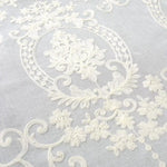 Broderie florale délicate sur fond clair, idéale pour des projets de décoration intérieure ou de mode. Motif élégant avec des détails complexes, parfait pour ajouter une touche sophistiquée et intemporelle à toute création textile.