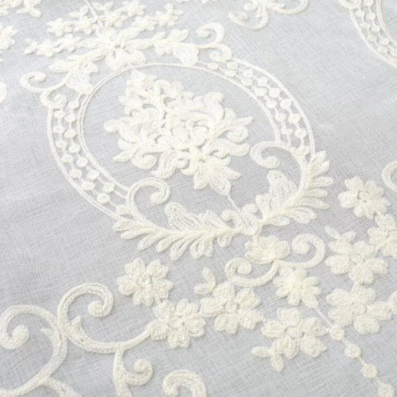 Broderie florale délicate sur fond clair, idéale pour des projets de décoration intérieure ou de mode. Motif élégant avec des détails complexes, parfait pour ajouter une touche sophistiquée et intemporelle à toute création textile.
