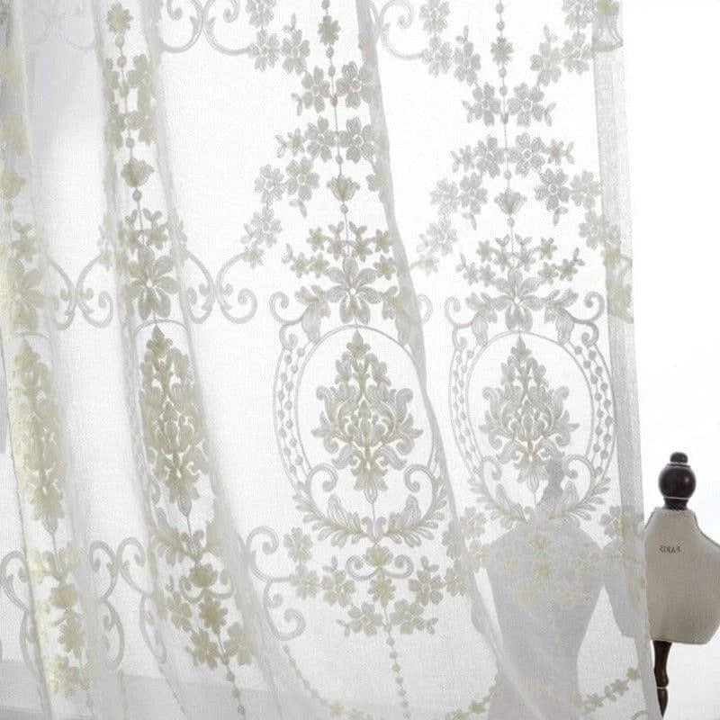 Voilage élégant avec motif floral raffiné, idéal pour apporter une touche chic à votre intérieur. Ce rideau décoratif crée une ambiance lumineuse et délicate, parfait pour salon ou chambre à coucher. Design sophistiqué pour une décoration intérieure tendance.