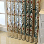 Rideaux translucides élégants avec des motifs floraux brodés, parfaits pour ajouter une touche de sophistication et d'intimité à votre salon ou chambre. Idéal pour transformer votre espace grâce à son design raffiné et ses détails délicats. Accessoire de décoration incontournable pour les amateurs de style classique et chic.