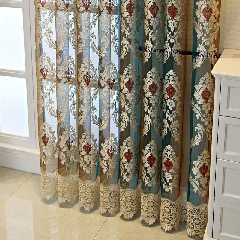 Rideaux translucides élégants avec des motifs floraux brodés, parfaits pour ajouter une touche de sophistication et d'intimité à votre salon ou chambre. Idéal pour transformer votre espace grâce à son design raffiné et ses détails délicats. Accessoire de décoration incontournable pour les amateurs de style classique et chic.
