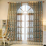Rideaux élégants avec motifs floraux pour salon, ornant une grande fenêtre voûtée. Idéal pour ajouter une touche de sophistication et de charme à votre décoration intérieure. Parfaits pour un éclairage naturel tout en préservant l'intimité. Accessoire déco incontournable pour un intérieur raffiné.