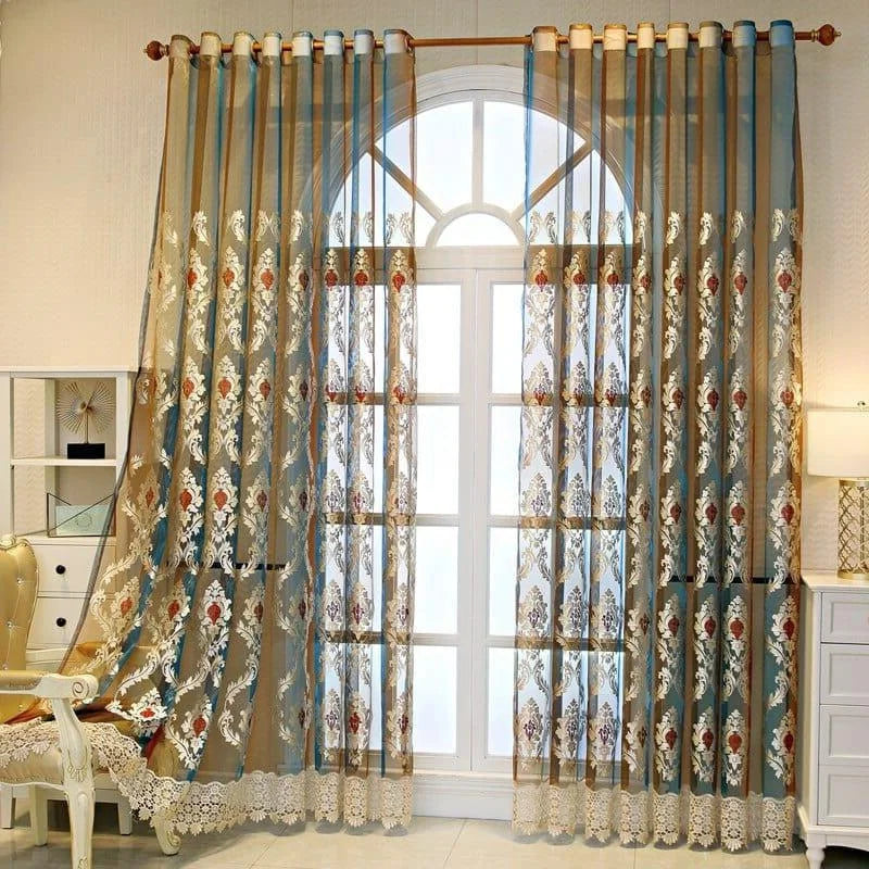 Rideaux élégants avec motifs floraux pour salon, ornant une grande fenêtre voûtée. Idéal pour ajouter une touche de sophistication et de charme à votre décoration intérieure. Parfaits pour un éclairage naturel tout en préservant l'intimité. Accessoire déco incontournable pour un intérieur raffiné.