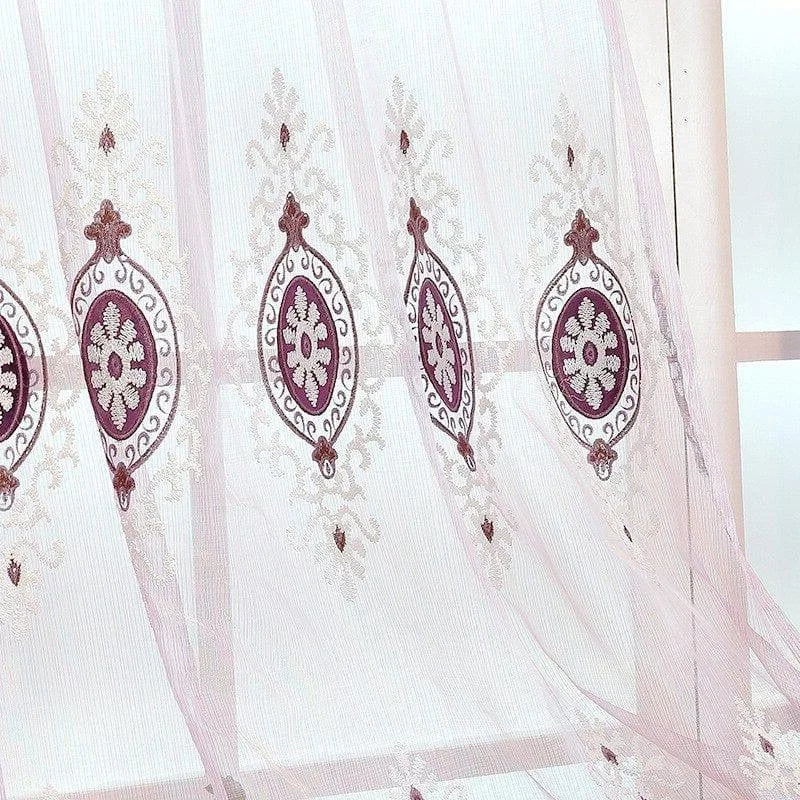 Voilage décoratif élégant avec motifs brodés, idéal pour ajouter une touche sophistiquée à votre intérieur. Parfait pour les salons modernes et classiques, ce rideau léger filtre la lumière tout en préservant votre intimité. Accessoire de maison incontournable pour créer une ambiance chaleureuse et accueillante.