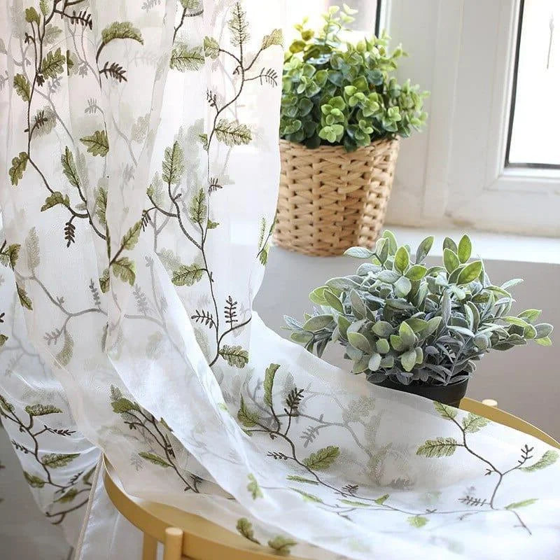 Voilage décoratif à motifs floraux verts, idéal pour apporter une touche de fraîcheur et d'élégance à votre intérieur. Ce rideau léger laisse passer la lumière tout en préservant votre intimité. Parfait pour les salons, chambres ou cuisines, il complémente harmonieusement vos plantes d'intérieur et ajoute une ambiance naturelle à votre espace de vie.