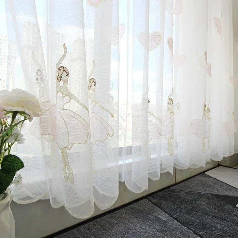 Voilage élégant pour chambre d'enfant avec motifs de danseuses, idéal pour ajouter une touche de délicatesse à la décoration intérieure. Ce rideau orné de figures artistiques crée une ambiance paisible et lumineuse. Parfait pour les grandes fenêtres, il offre un doux filtre à la lumière tout en embellissant votre espace.