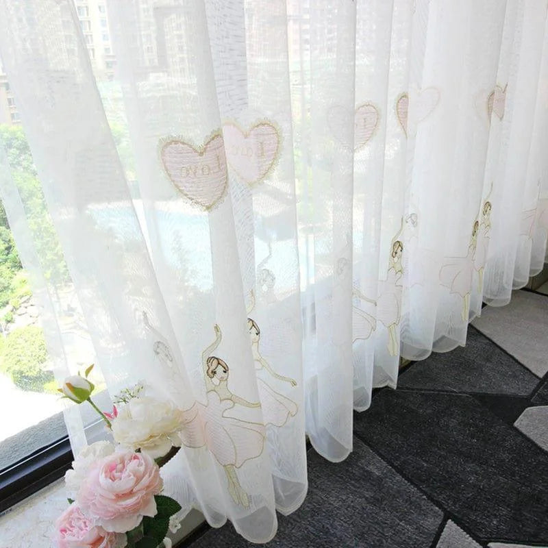 Rideau blanc décoratif avec motifs de danseuses et cœurs, idéal pour une chambre ou un salon lumineux. Ce rideau élégant permet de diffuser la lumière naturelle tout en ajoutant une touche artistique à votre intérieur. Parfait pour créer une atmosphère apaisante et poétique.