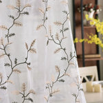 Rideau élégant avec motif de branches et feuilles brodées, idéal pour ajouter une touche de nature raffinée à votre intérieur. Parfait pour les salons lumineux et les espaces de détente.