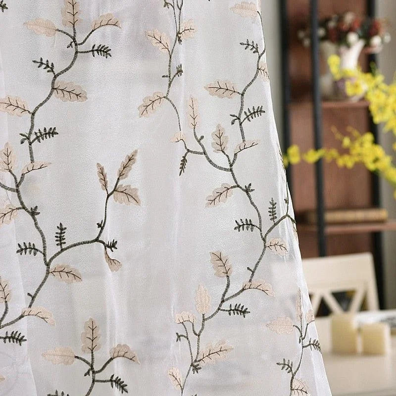Rideau élégant avec motif de branches et feuilles brodées, idéal pour ajouter une touche de nature raffinée à votre intérieur. Parfait pour les salons lumineux et les espaces de détente.