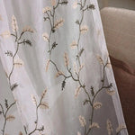 Rideau décoratif élégant avec motif de feuilles brodées, idéal pour apporter une touche de raffinement et de nature à votre intérieur. Ce rideau ajoute une ambiance chaleureuse et accueillante à toute pièce de la maison. Parfait pour les salons, chambres ou bureaux souhaitant une décoration délicate et subtile.