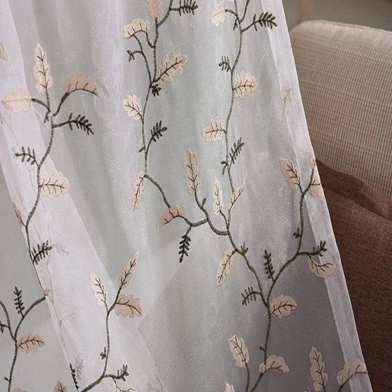 Rideau décoratif élégant avec motif de feuilles brodées, idéal pour apporter une touche de raffinement et de nature à votre intérieur. Ce rideau ajoute une ambiance chaleureuse et accueillante à toute pièce de la maison. Parfait pour les salons, chambres ou bureaux souhaitant une décoration délicate et subtile.