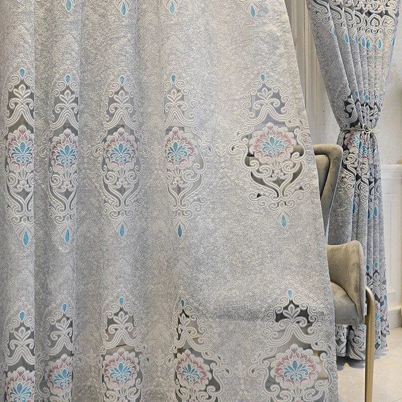 Rideau élégant avec motifs floraux baroques en bleu et rose, idéal pour ajouter une touche raffinée à votre salon ou chambre. Ce rideau au design sophistiqué apporte une ambiance chic et accueillante à votre intérieur, tout en offrant une excellente protection contre la lumière. Parfait pour un intérieur moderne ou classique, ce rideau décoratif saura rehausser la décoration de votre espace de vie avec style.