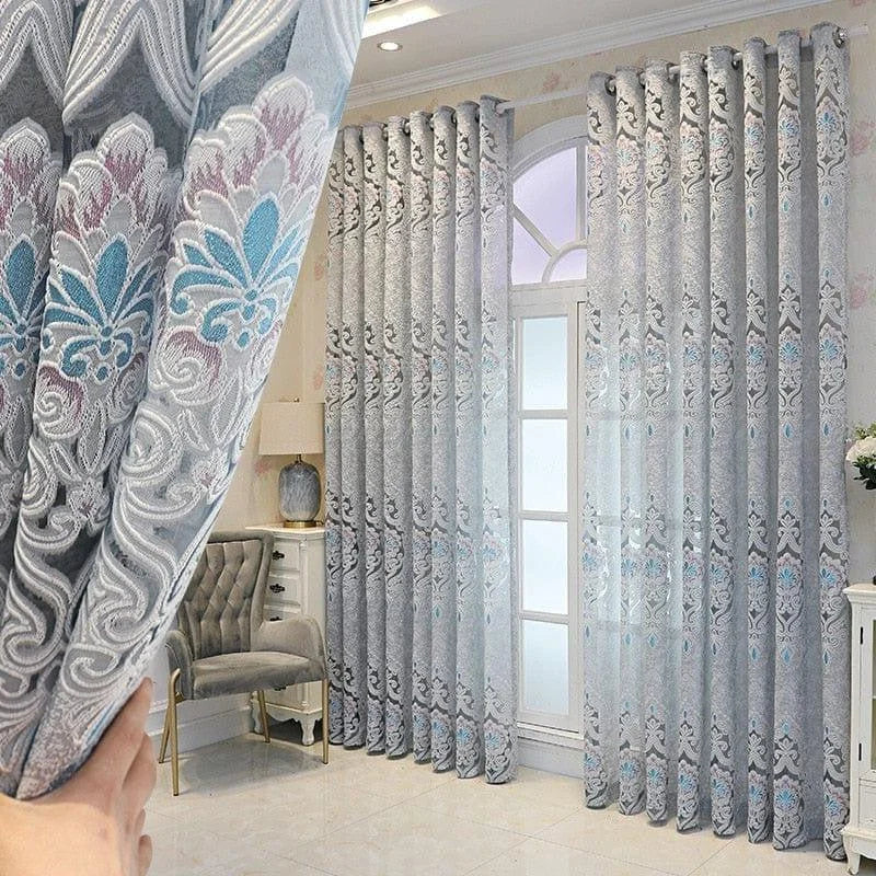 Rideaux élégants avec motifs floraux bleus et gris pour salon moderne. Accessoire décoratif idéal pour habiller les fenêtres, apportant une touche de sophistication à votre intérieur. Installation facile grâce au système d'attache pratique, parfaite pour ajouter du style à toute pièce. Design raffiné assurant intimité et lumière douce.