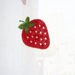 Rideau décoratif blanc avec motif de fraise rouge, idéal pour ajouter une touche de fraîcheur et de couleur à votre intérieur. Parfait pour les cuisines ou chambres d'enfants, ce rideau fruité et ludique crée une atmosphère accueillante et joyeuse. Accessoire de décoration charmant pour personnaliser votre espace de vie.