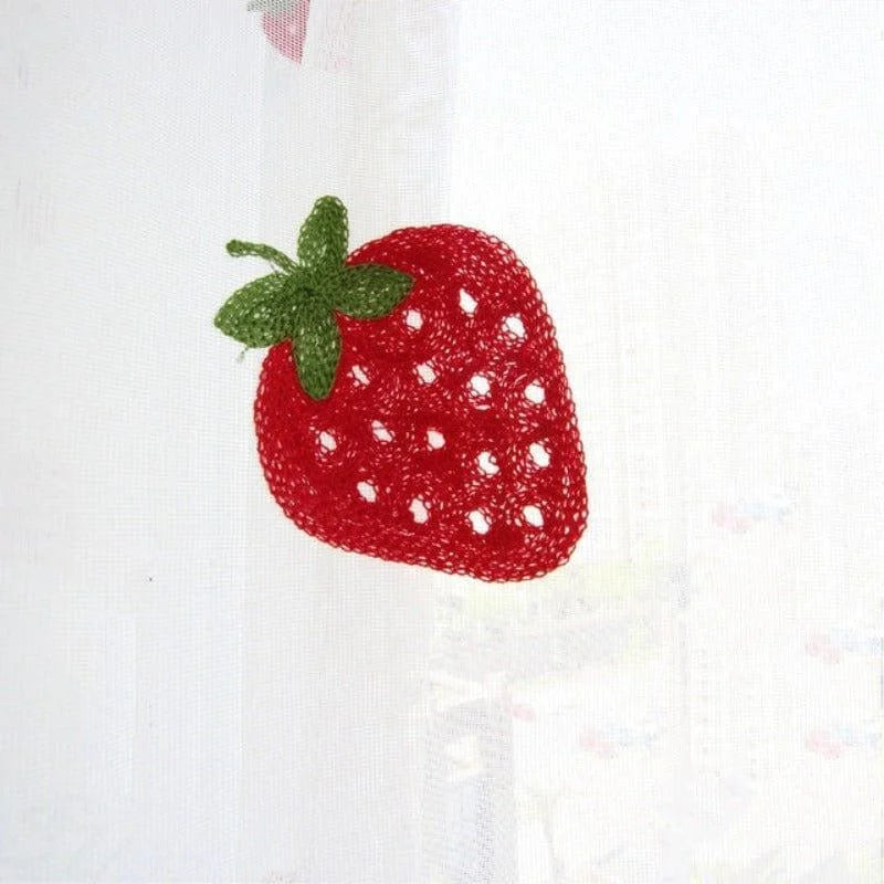 Rideau décoratif blanc avec motif de fraise rouge, idéal pour ajouter une touche de fraîcheur et de couleur à votre intérieur. Parfait pour les cuisines ou chambres d'enfants, ce rideau fruité et ludique crée une atmosphère accueillante et joyeuse. Accessoire de décoration charmant pour personnaliser votre espace de vie.