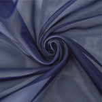 Image d'un tissu fin bleu marine, idéal pour la confection de vêtements élégants. Son aspect fluide et transparent le rend parfait pour créer des robes, blouses et autres pièces sophistiquées. Style moderne et chic pour les amateurs de mode.