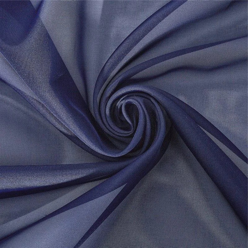 Image d'un tissu fin bleu marine, idéal pour la confection de vêtements élégants. Son aspect fluide et transparent le rend parfait pour créer des robes, blouses et autres pièces sophistiquées. Style moderne et chic pour les amateurs de mode.