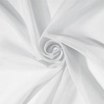 Texte alternatif: Tissu léger blanc enroulé, idéal pour la confection de vêtements élégants et délicats. Parfait pour créer des drapés fluides et des tenues sophistiquées.