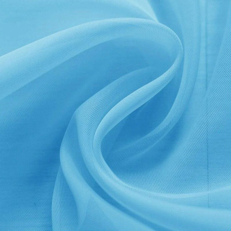 Voile drapé bleu clair, élégant et léger, parfait pour des créations de mode, décoration de vitrines ou projets de couture raffinés. Idéal pour ajouter une touche d'élégance et de douceur à tout design intérieur.